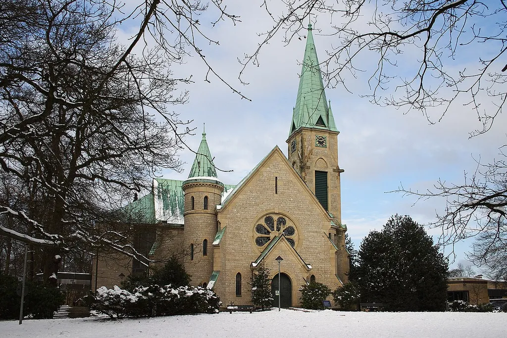 Die Backsteinkirche wurde 1889/90 nach Entwürfen von Albert Petersen gebaut, sie wurde von Conrad Hinrich III. Donner anlässlich der Genesung seiner Frau gestiftet
