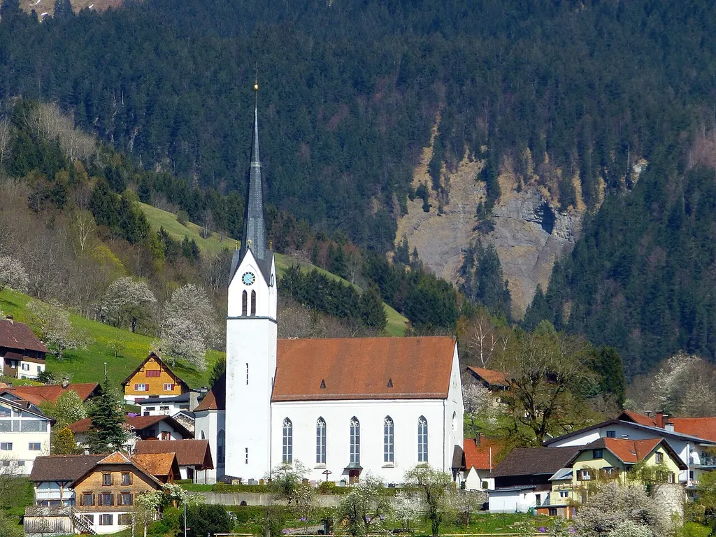 Blick vom Aussichtspunkt Rüttischrofen auf die Westseite der Pfarrkirche Fraxern
