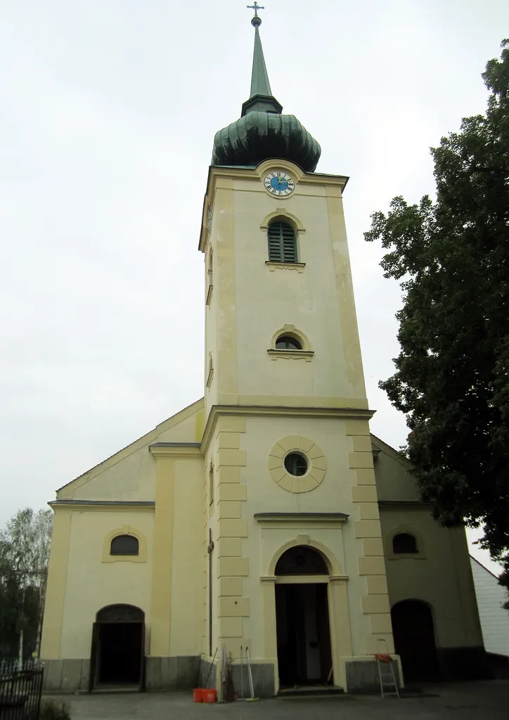 1785 anlässlich der Pfarrerhebung Verlängerung der damals einschiffigen Kirche; heutiger Bau im Wesentlichen von 1936, vorgestellter Westturm von 1903. This media shows the protected monument with ObjektID 1885 in Austria. (Commons, de, Wikidata)