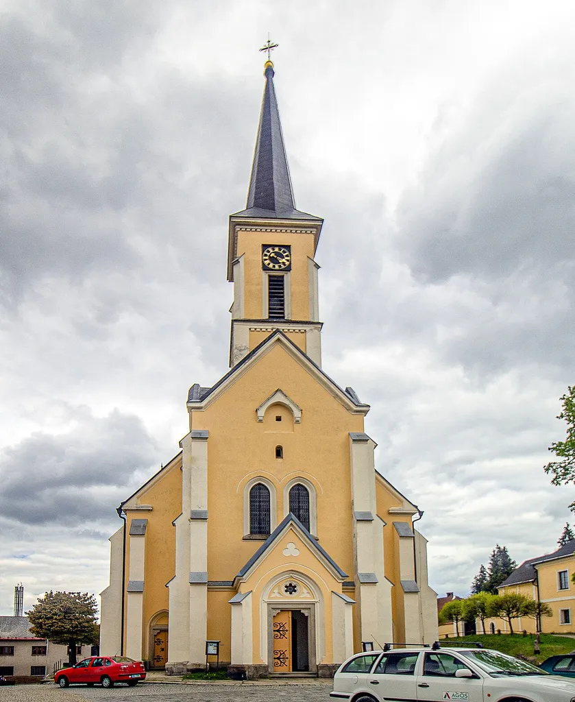 Žirovnice, Havlíčkovo náměstí s kostelem sv. Filipa a Jakuba