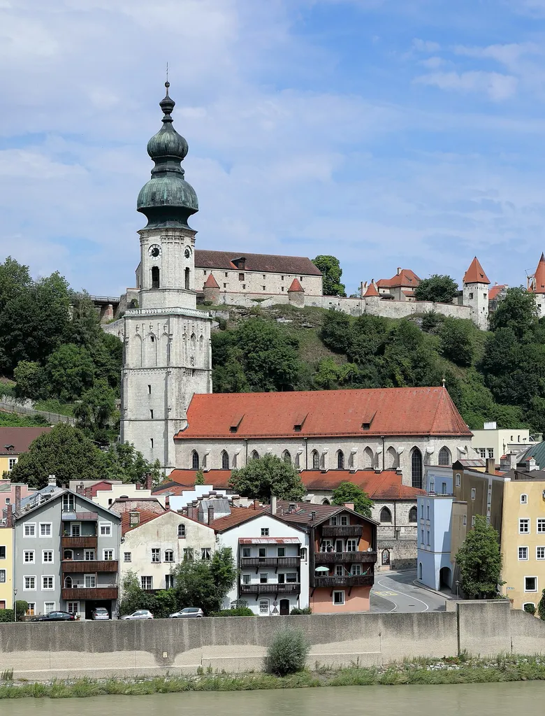Südostansicht der röm.-kath. Stadtpfarrkirche St. Jakob in der deutschen Herzogstadt Burghausen im oberbayerischen Landkreis Altötting und im Hintergrund der zweite Vorhof der Burg zu Burghausen mit dem Zeughaus.
