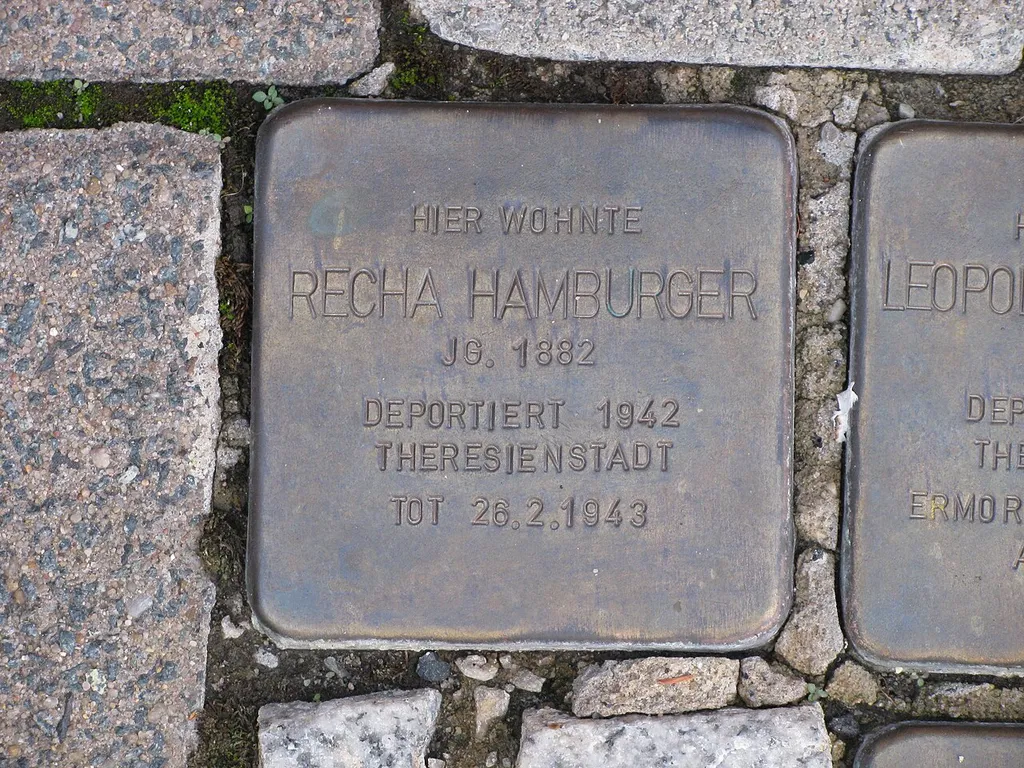 der Stolperstein für Recha Hamburger vor dem Haus Neugasse 5 in Langenselbold