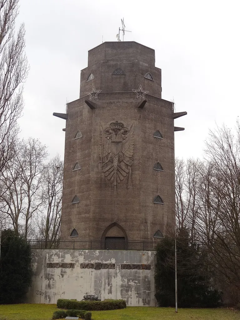 Wasserturm und Gedenkstätte auf dem Wartberg