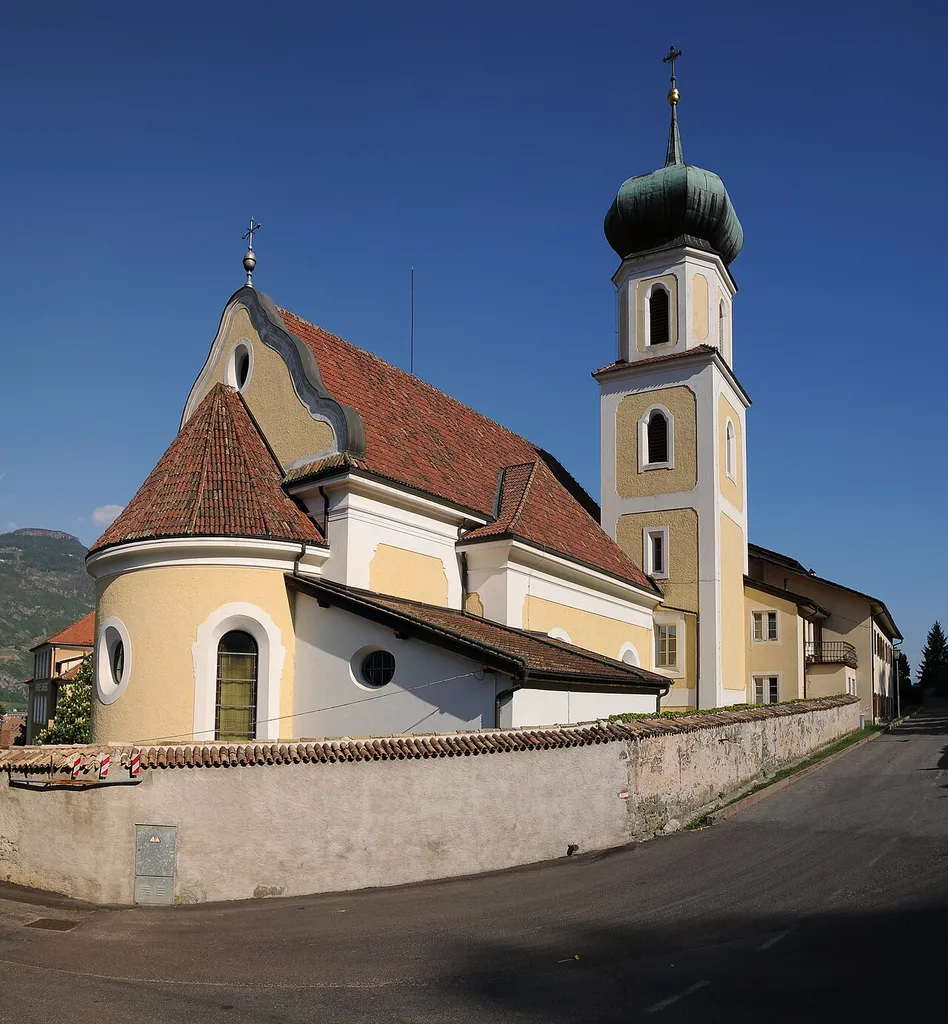 Heiligkreuzkirche (Chiesa di Santa Croce) / Kloster Lanegg der Deutschordensschwestern, erbaut 1911 nach Plänen von Architekt Gustav Birkenstaedt, ausgeführt von Baumeister Carli Alois in Lana, Platteda.