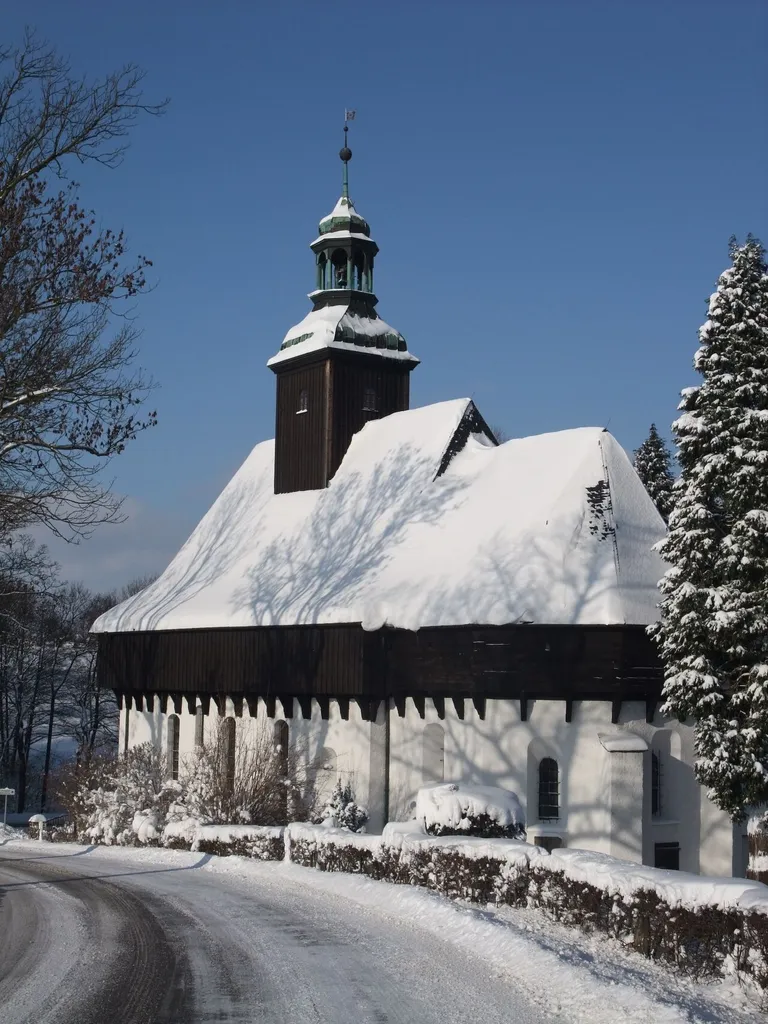 Die Wehrkirche in Lauterbach (Erzgebirge) von Südosten gesehen.