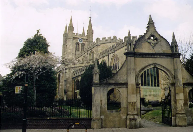 St Nicholas' parish church, Newbury, West Berkshire. In the foreground on the right is the Gothic Revival southeast gateway to the churchyard, built about 1770.