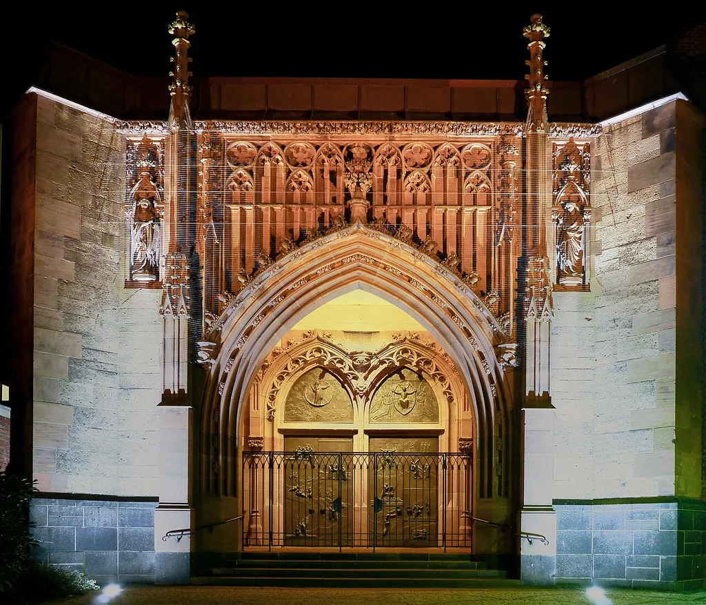 neugot. Portal St. Mariä Himmelfahrt Wesel bei Nacht