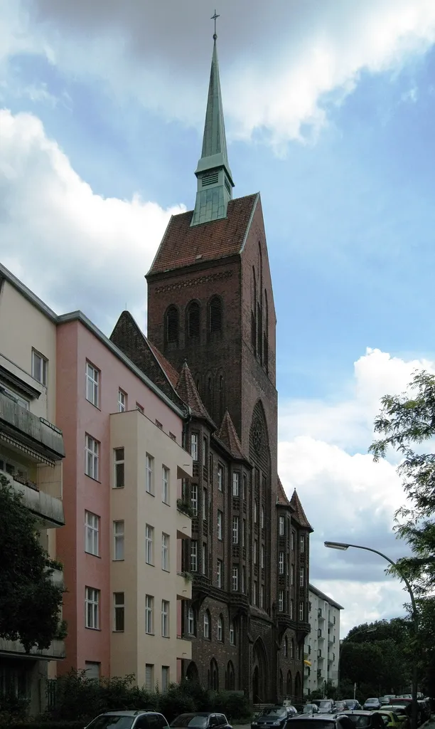 Straßenfront der Kirche zum Heilsbronnen