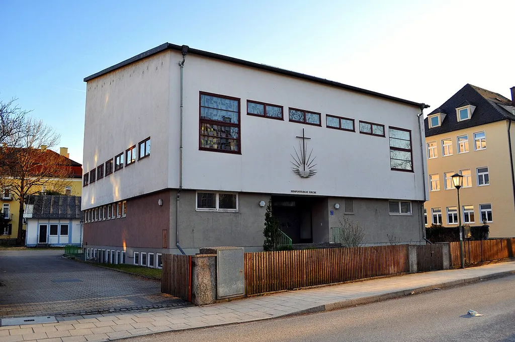 ehemalige Neuapostolische Kirche in München-Laim; Helmpertstraße 7. Das Gebäude wurde 2012 abgerissen und bis Ende 2013 durch einen Neubau ersetzt