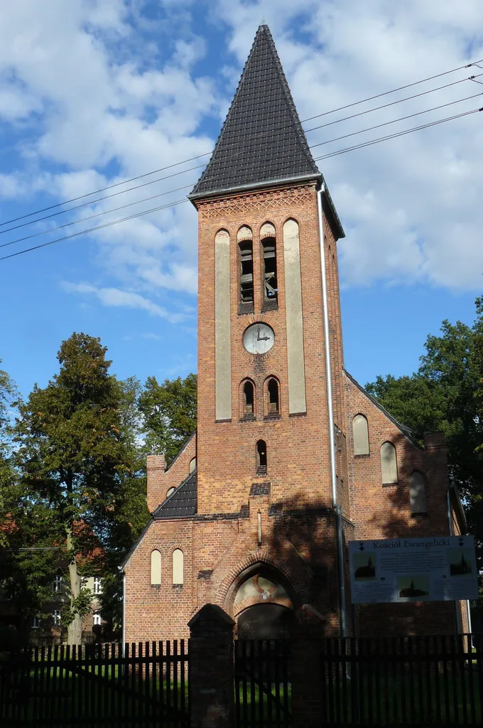Kościół poprotestancki w Ryczywole po odbudowie hełmu.