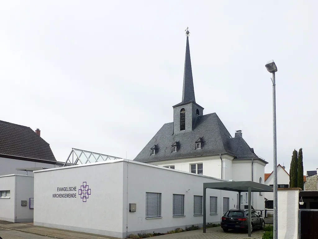 Evangelische Kirche Heinrichstraße 22 in Bürstadt; davor weitere Gebäude der evangelischen Kirchengemeinde