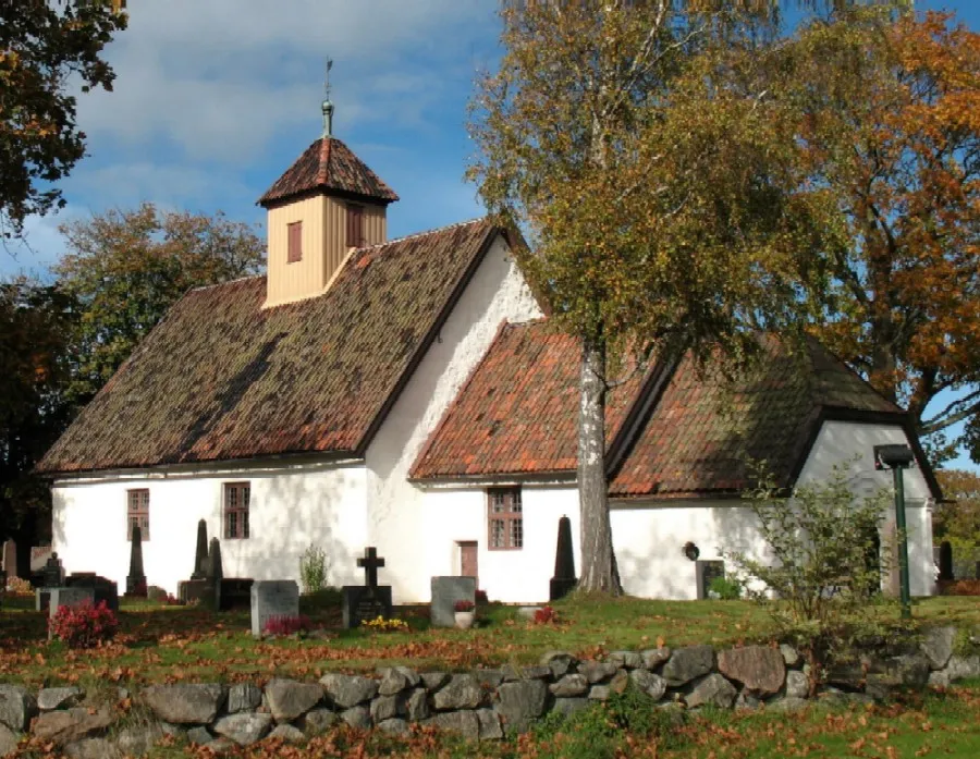 Gamle Glemmen kirke og en del av kirkegården sett fra sørøst
