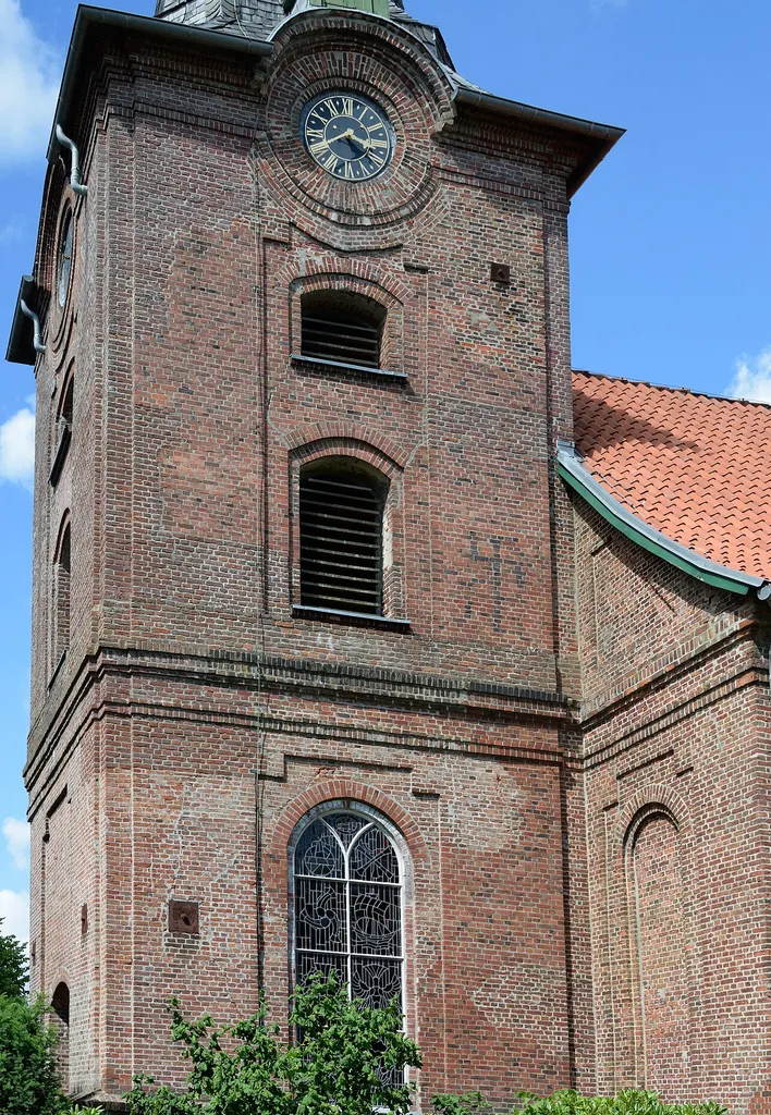 Kirche in Hohenfelde, Kreis Steinburg. In einer ausgebesserten Mauerstelle ist ein Hakenkreuz erkennbar.