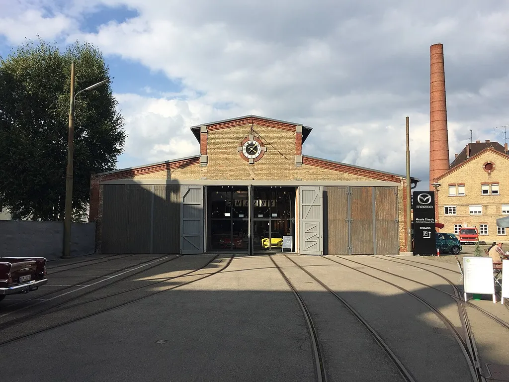 Altes Straßenbahndepot am Senkelbach in Augsburg, heute Mazda-Museum Augsburg