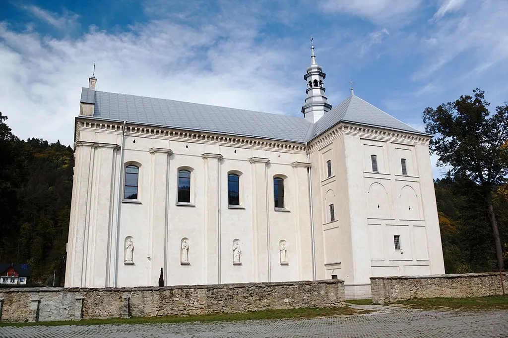 Zespół kościoła p.w. św. Józefa: Kościół p.w. św. Józefa Dzwonnica Ogrodzenie cmentarza przykościelnego Figura św. Jana Nepomucena Muszyna, ul. Kościuszki 62, Muszyna