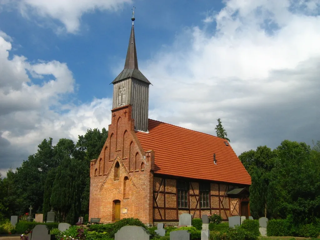 Die Kirche in Kuhlrade (Ortsteil der Stadt Marlow, Landkreis Vorpommern-Rügen, Mecklenburg-Vorpommern)