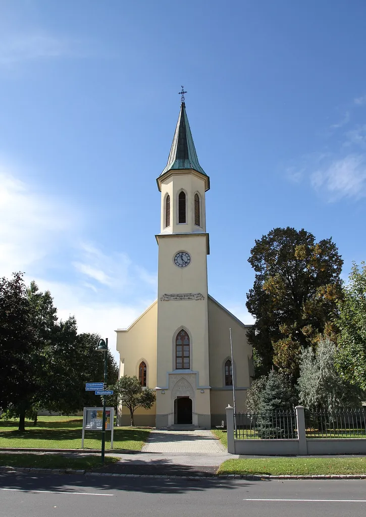 Evang. Pfarrkirche A.B. in der burgenländischen Marktgemeinde Kobersdorf. Die Kirche wurde 1785 gebaut. 1856 wurde sie umgebaut und der vorgestellte Kirchturm errichtet.