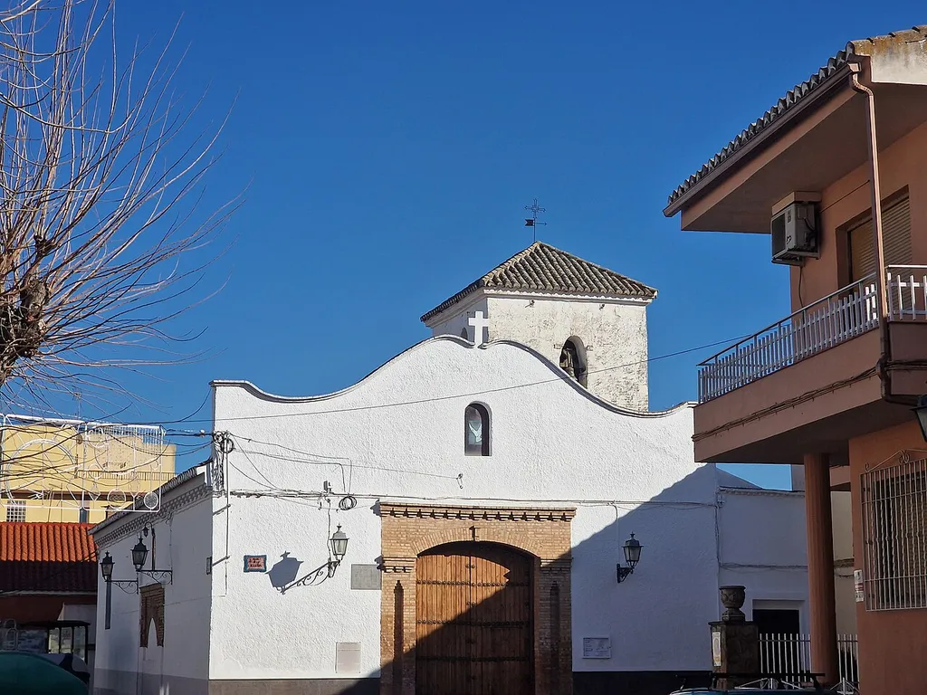 Vista de la Iglesia parroquial del Santísimo Cristo de la Misericordia, en la localidad de Belicena (municipio de Vegas del Genil, provincia de Granada, España), junto a la calle Real.