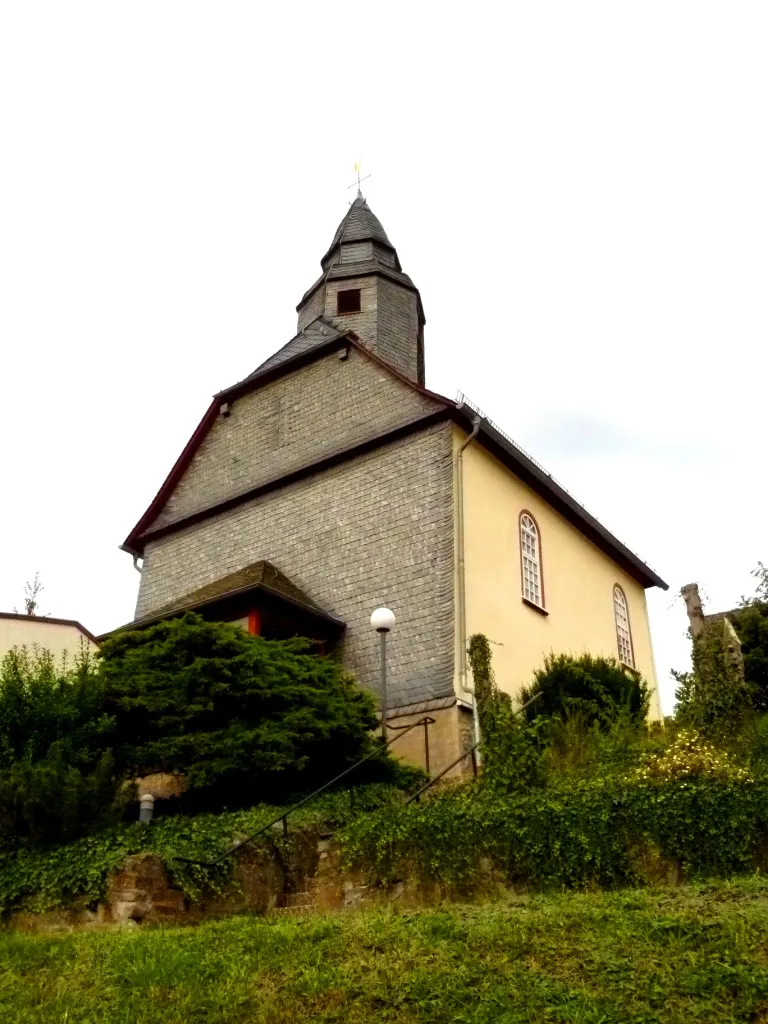 Denkmal-Nr. 44651. Die Kirche wurde Mitte des 18. Jahrhunderts erbaut. Sie bietet Platz für gut 100 Besucher.