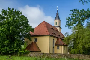 Einzeldenkmale der Sachgesamtheit Dorfkirche und Kirchhof Naundorf: Kirche, Leichenhalle, Kriegerdenkmal für Gefallene des Ersten Weltkrieges und Gedenktafel für die Gefallenen des Zweiten Weltkrieges, Kirchhofsmauer, VDN-Gedenkstein und Stein für