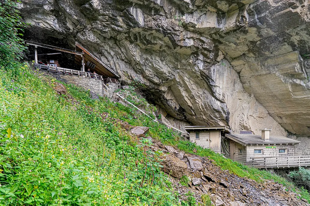 Vorplatz der Entrischen Kirche, Materialhütte und „Entrische Villa“