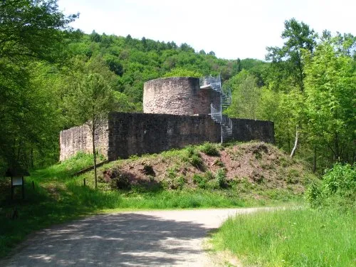 Die de:Sprengelburg zwischen Essweiler und Oberweiler im Tal
