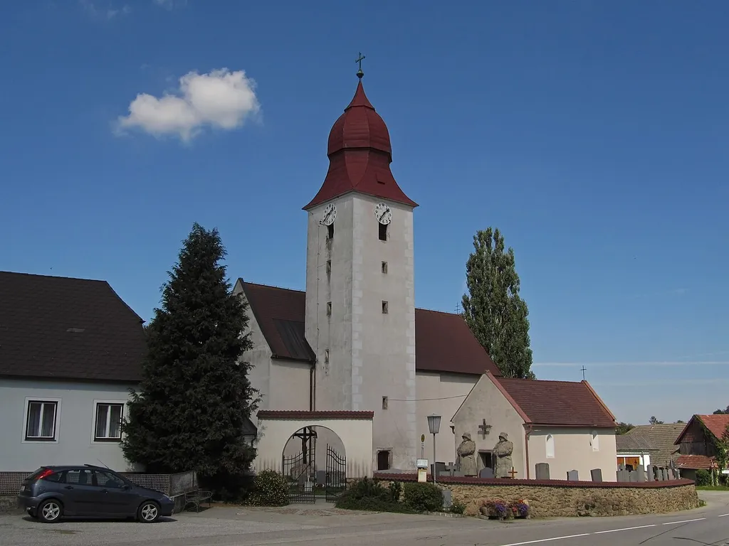 Die Ende 13./Anfang 14. Jahrhunderts errichtete, gotische Kirche mit spätgotischem Chor und Südturm wurde 1726 barockisiert.