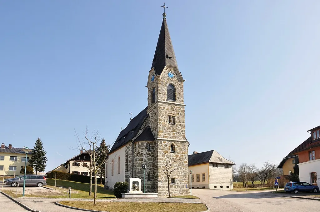 Kath. Pfarrkirche hl. Konrad mit Friedhofsfläche