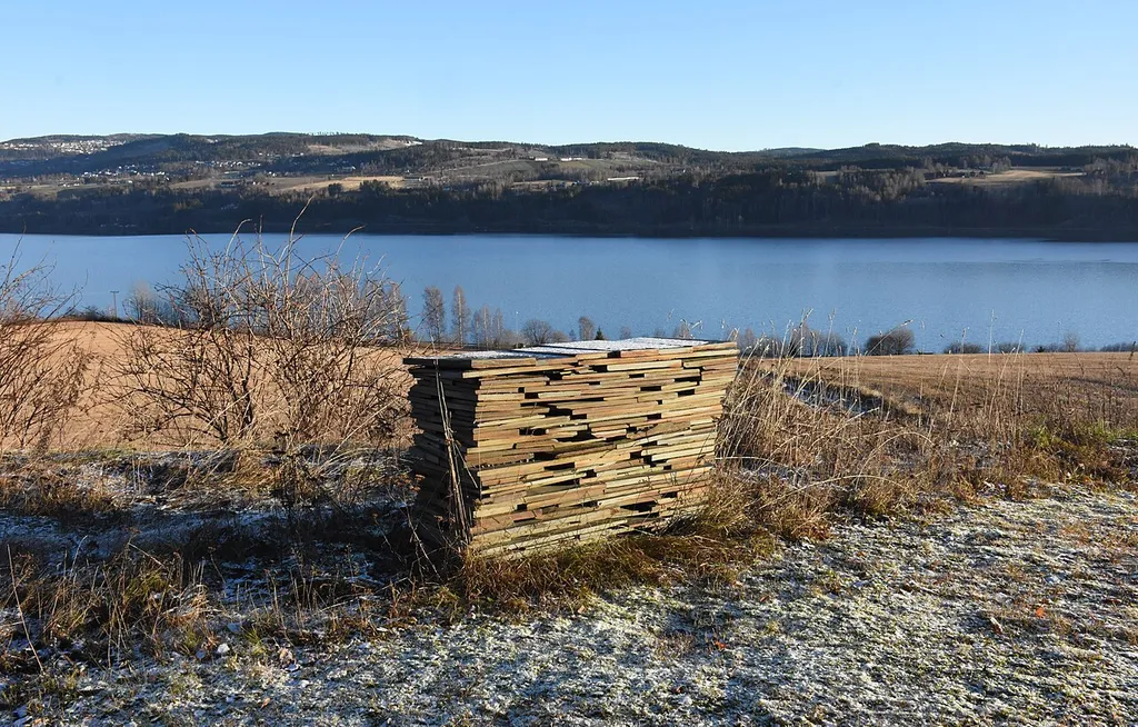 Minnealter ved gårdsvei ikke så langt fra der Røine kirke stod i middelalderen.