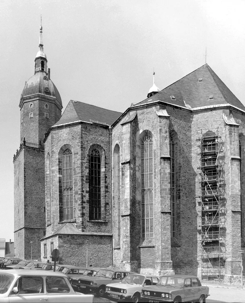 07.08.1986 DDR 9300 [09456] Annaberg-Buchholz: St. Annenkirche. 1499 begonnen, geweiht 1519, Bauabschluß 1525. Mehrerer Baumeister, darunter Peter von Pirna und seit 1515 J. Heilmann von Schweinfurth. Blick von Nordosten auf die Chorpartie. [R19860807B.TIF]19860807120AR.JPG(c)Blobelt
