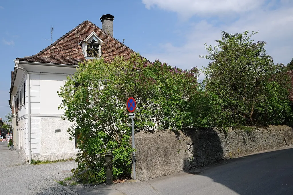 Mauer bei der Pfarrkirche an der Marktstraße Nr.2 in Hohenems; Info Das Objekt steht unter Denkmalschutz.