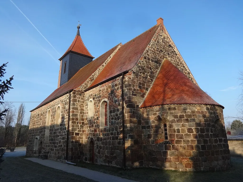 Die Feldsteinkirche in Neuheim in Jüterbog entstand vermutlich in der ersten Hälfte des 13. Jahrhunderts. Sie wird im 21. Jahrhundert als Feierhalle genutzt. Im Innern befinden sich Grabplatten der Pastoren Wolfgang Schmidt (gestorben 1663) und von Johann Friedrich Ulrich mit Ehefrau (gestorben 1737).