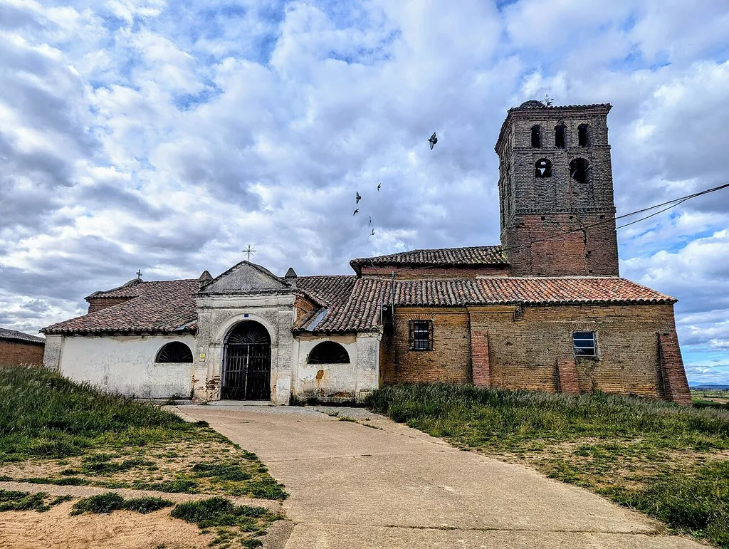 Image of the south facade of the Church of San Pelayo (Saint Pelagius) located in the Leonese town of Codornillos, municipality of Calzada del Coto.