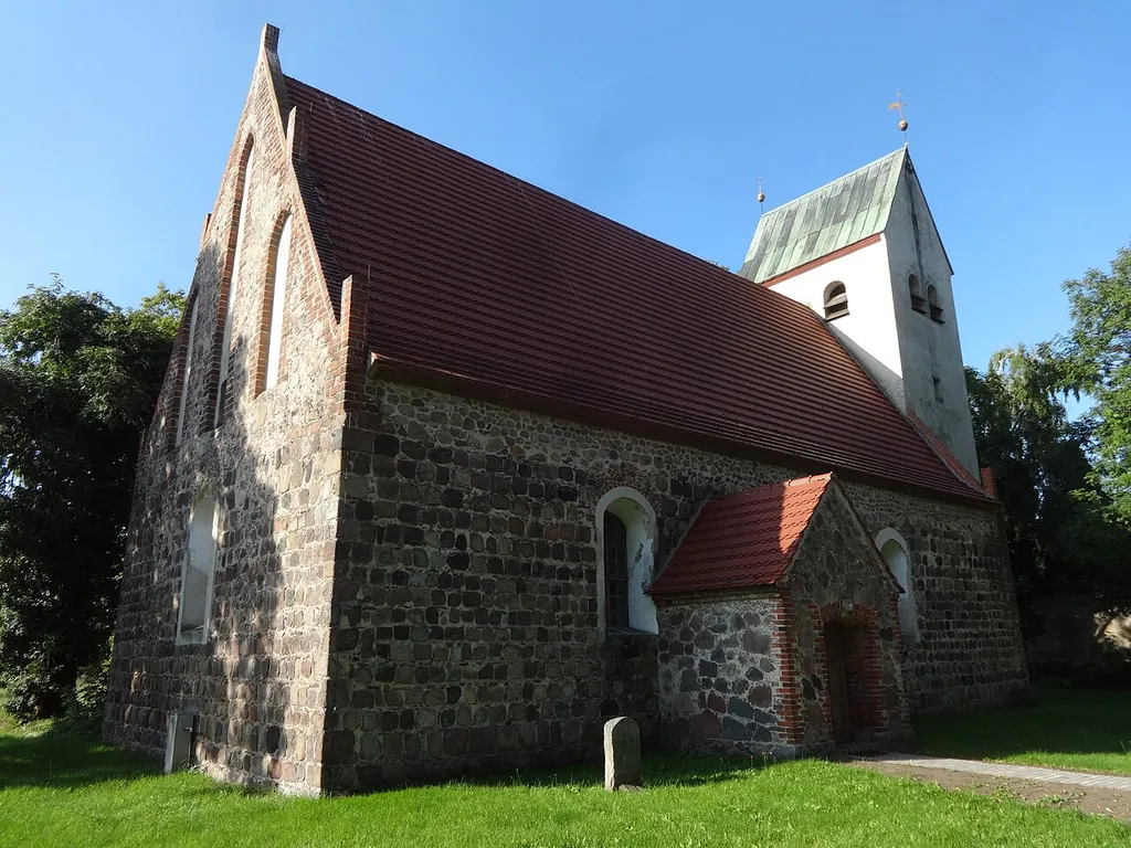 Die Feldsteinkirche in Waßmannsdorf wurde vermutlich in der Mitte des 13. Jahrhunderts errichtet wurde. 1926 kam der Westturm hinzu. In ihrem Innern steht unter anderem ein hölzerner Kanzelaltar aus dem Anfang des 18. Jahrhunderts.