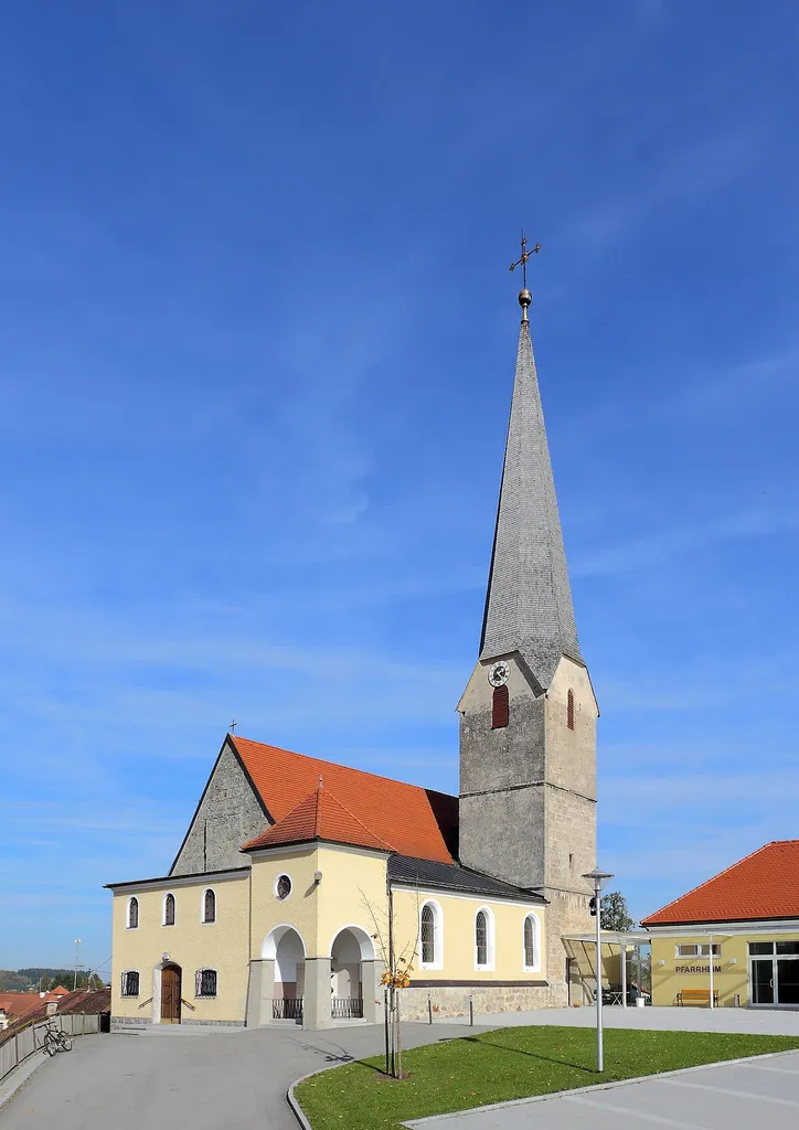 Südwestansicht der katholischen Pfarrkirche hl. Kreuz in der oberösterreichischen Gemeinde Senftenbach. Eine spätgotische Kirche mit einem einschiffigen, dreijochigen Langhaus, einem leicht eingezogenen einjochigen Chor und einem Turm im südlichen Chorwinkel. Ende des 19. Jahrhunderts wurde südseitig ein dreijochiges Seitenschiff angebaut.