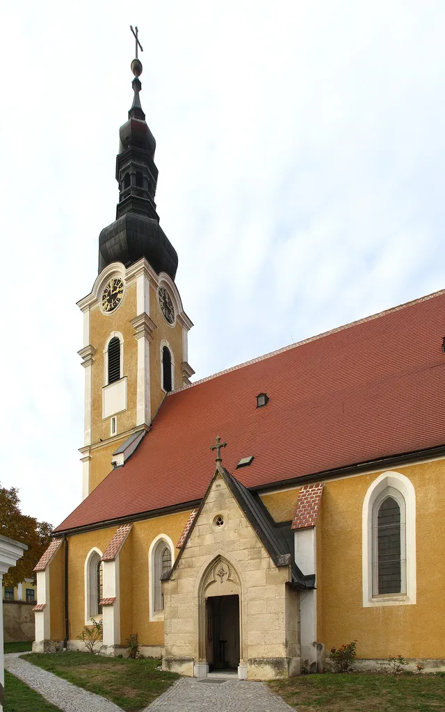 Kath. Pfarrkirche Mariae Geburt und ehem. Wehrkirchhof, 3550 Gobelsburg, Gobelsburger Hauptstraße