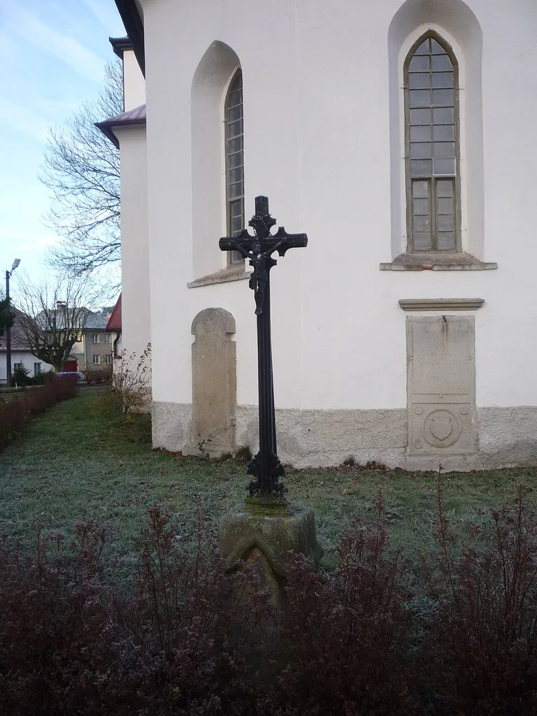 Autor fotografie Jiří Zelenka. Nápisové náhrobníky zevně zdi kostela sv. Jakuba Většího z roku 1622, 1669, 1821 a 1828. Kříž u východní zdi kostela. Štoky. Okr.Havlíčkův Brod. Kraj Vysočina. Czech Republic.