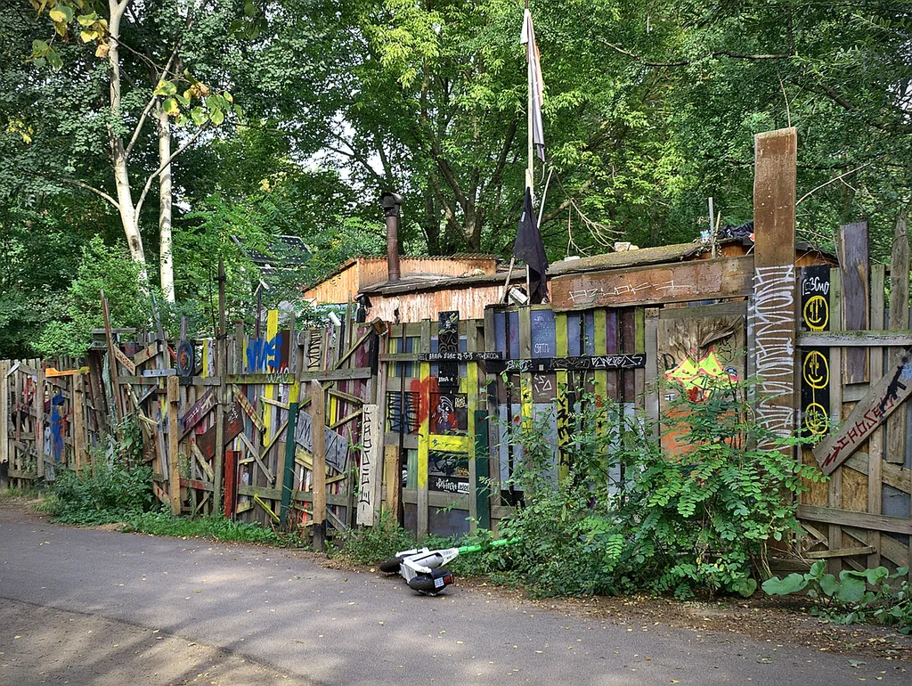 Autonomous living project Wagenburg Lohmühle Berlin (also Wagendorf Lohmühlen Berlin), Wiesenufer, Berlin Treptow-Köpenick. Squatted since 1991. Official address: Die Lohmühle Berlin, Kulturbanausen e.V., Lohmühlenstraße 17, 12435 Berlin.