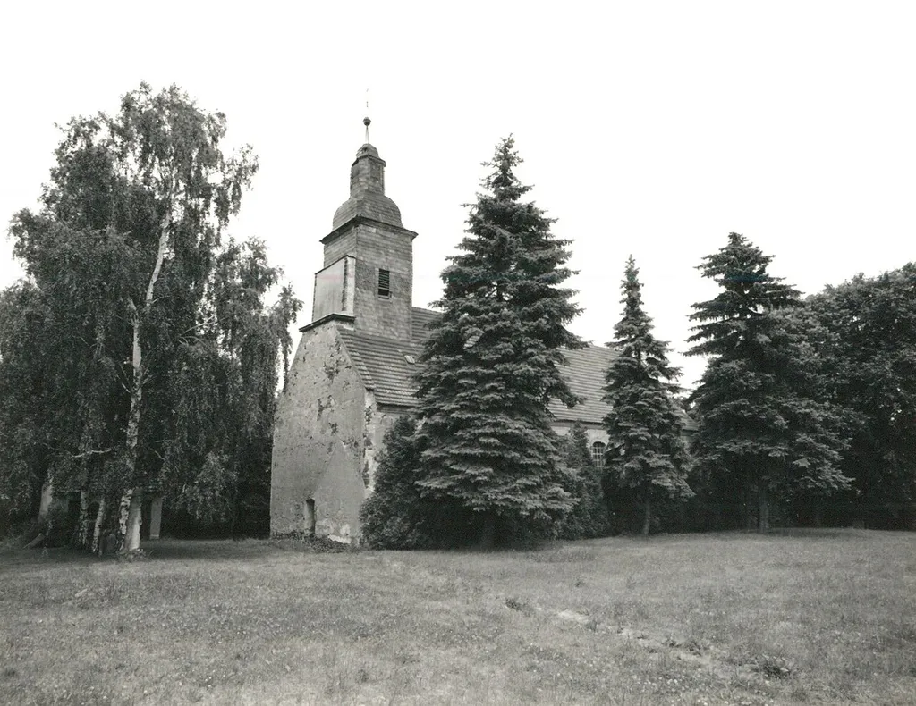 Belgern-Staritz. Dorfkirche Staritz (12. Jahrhundert begonnen, 1730 erweitert). Ansicht von Südwesten, 1999.06.26