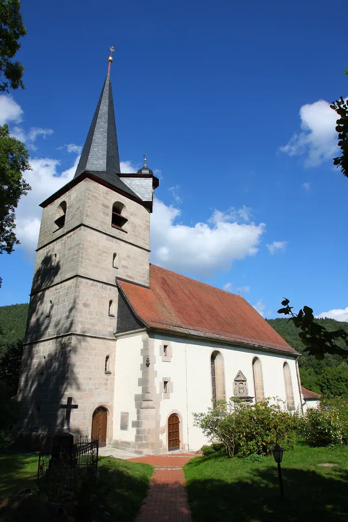 Evangelisch-lutherische Pfarrkirche, Zur Hl. Dreifaltigkeit, Am Brunnen 7, Baudenkmal D-4-76-185-3