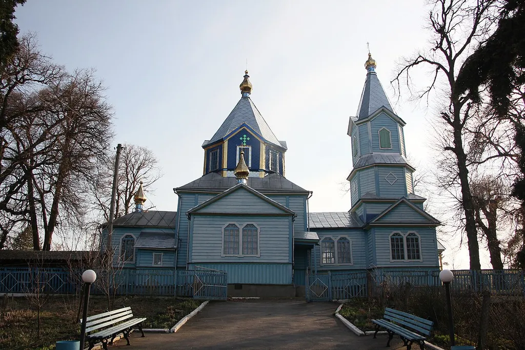 Стара дерев'яна церква в селі Шушківці, Лановецького району, Тернопільської області