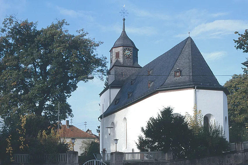 Die evangelische Kirche in Brandoberndorf, Hessen, Ansicht von der Apsisseite
