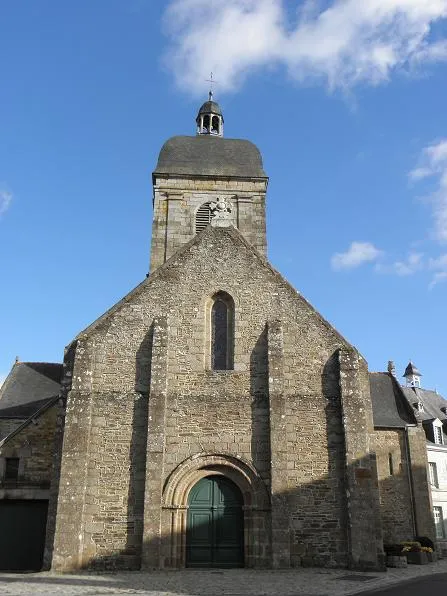 Façade ouest de l'église Saint-André d'Antrain (35).