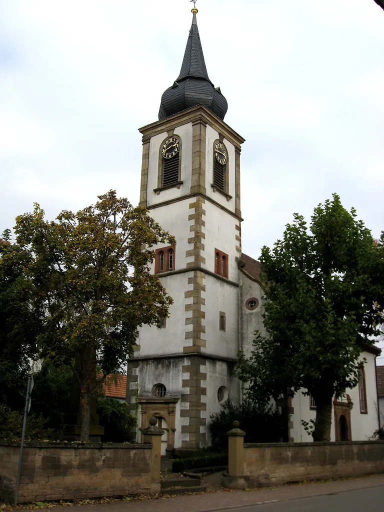 Evangelische Pfarrkirche, Hauptstraße 35 in Weingarten (Pfalz); der Kirchturm wurde nach Zerstörung 1945 neu erbaut; davor Kirchhofsmauer, 19. Jahrhundert