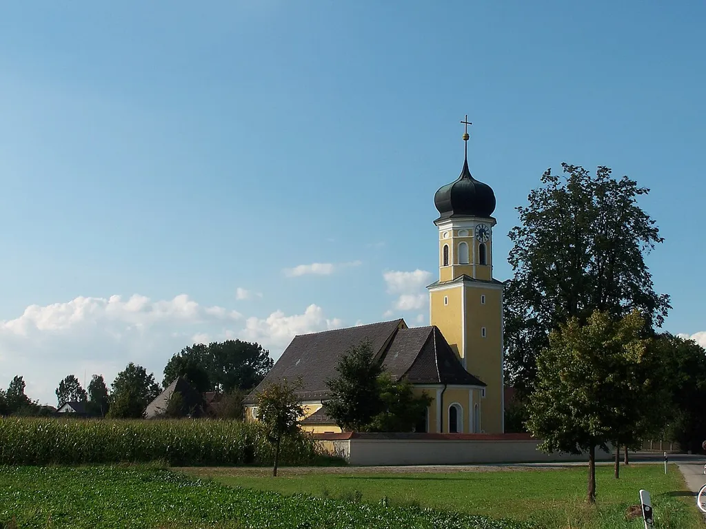 Pfatter, Gmünd 48. Katholische Expositurkirche St. Georg, Saalbau mit eingezogenem Chor, Westturm und Zwiebelhaube, Putzgliederungen und Vorzeichen, 17. Jh, Turm romanisch; mit Ausstattung.