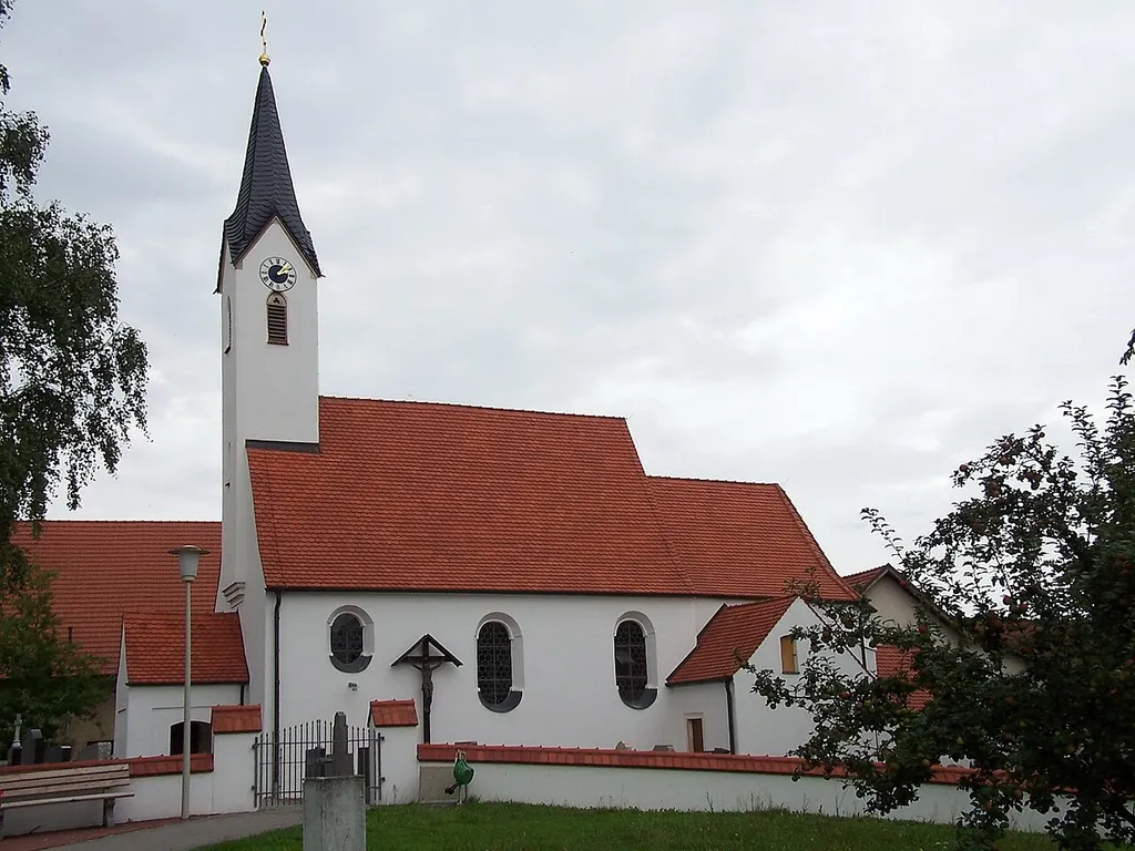 Herrngiersdorf, Sittelsdorf 20. Katholische Kirche St. Nikolaus, Saalkirche mit Steildach und eingezogenem, fünfseitig geschlossenem Chor, turmartiger Dachreiter mit Spitzhelm, Chor spätgotisch, 2. Hälfte 15. Jahrhundert, Langhaus barock, 18. Jahrhundert, Giebelreiter von 1865; mit Ausstattung; Seelenkapelle, Satteldachbau, als Chorscheitelkapelle ausgebildet, wohl 18. Jahrhundert.