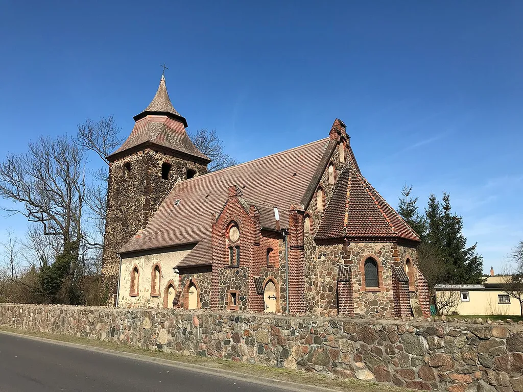 Die Dorfkirche in Calau-Buckow ist eine Feldsteinkirche aus dem 14. Jahrhundert. Von 1898 bis 1904 wurde sie erheblich umgebaut. Dabei erhielt sie eine einheitliche neugotische Kirchenausstattung.