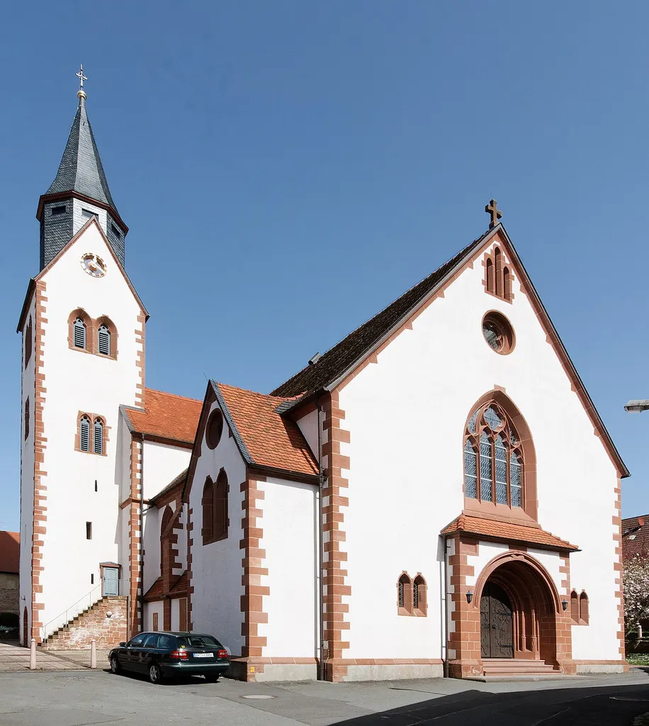 Kirche St. Johannes Baptist (Johanniterkirche) in Mosbach, einem Ortsteil der Gemeinde Schaafheim (Hessen). Die ursprüngliche Kirche wurde um 1250 von den Johannitern erbaut. Das Langhaus stammt aus dem Jahr 1906.