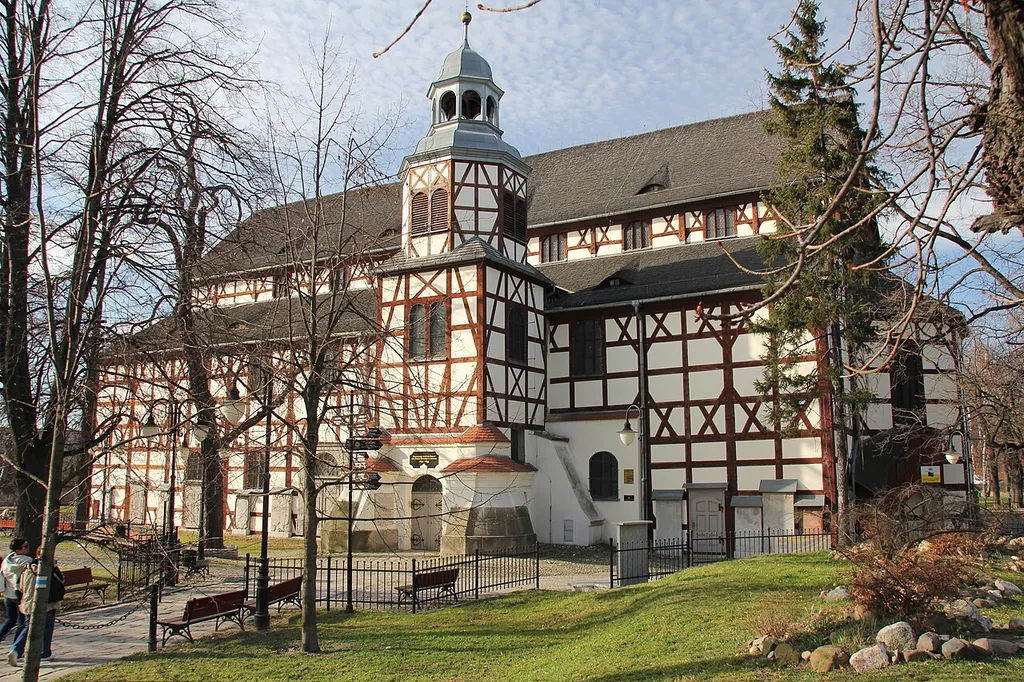 Jawor - zespół kościoła „Pokoju”, ul. Limanowskiego 40 / Park Pokoju: - kościół ewangelicki, szach., 1654-56, 1709, - d. cmentarz przy kościele. ob. park miejski „Park Pokoju”, 2 poł. XVII, 1867, 1970, - dom dzwonnika przy kościele Pokoju, ob. pastorówka parafii ewang.-augsb., szach., ul. Park Pokoju 2, poł. XVII