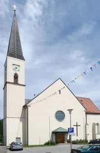 Kapelle mit Kirchturm der katholischen Pfarrkirche St. Johannes Baptist